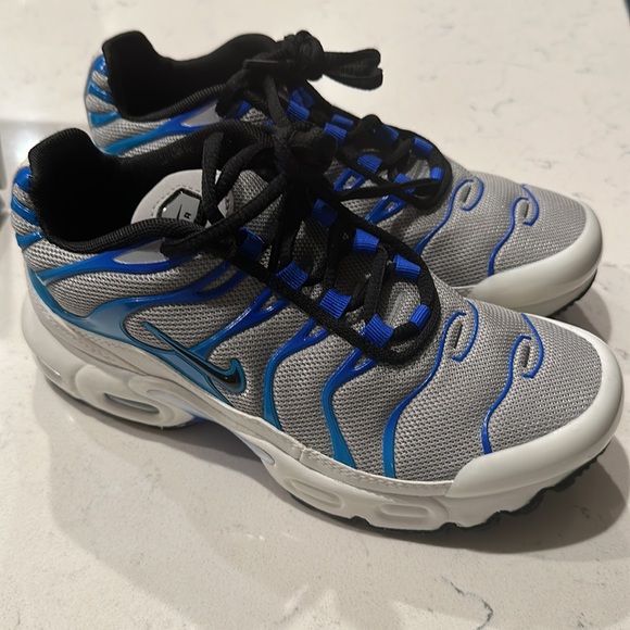 Brand new never worn Nike Air Max. Re Posh didn't fit grandson. - Picture 5 of 5